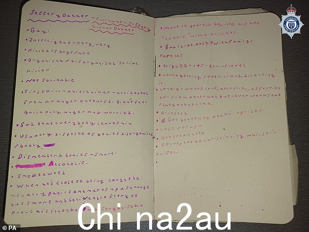 属于斯嘉丽·詹金森的笔记本,上面有关于连环杀手杰弗里·达默的笔记