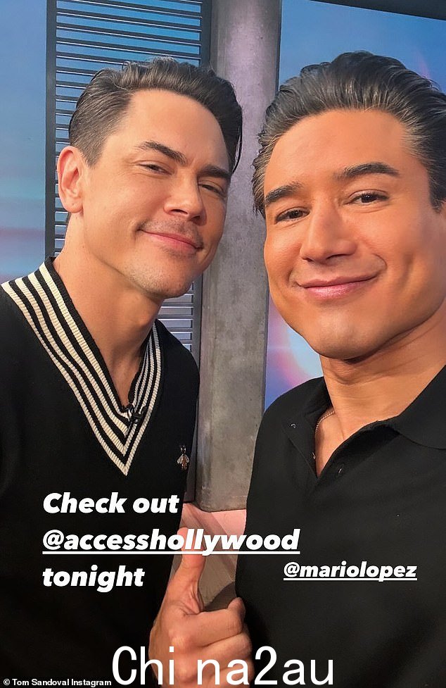 同一天,他还在 Access Daily 上发布了一张与马里奥·洛佩兹 (Mario Lopez) 一起戏弄自己外表的自拍照