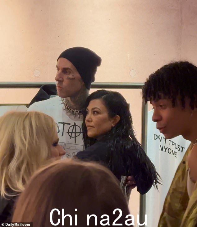 周四,考特尼·卡戴珊 (Kourtney Kardashian) 陪同特拉维斯·巴克 (Travis Barker) 参加他在洛杉矶为他的服装公司举办的一场众星云集的活动,她是一位十足的支持妻子