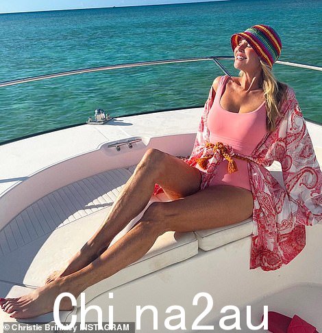 美女聊天与人们交谈,说她对这里那里有几行字很满意,也承认她过去曾尝试过肉毒杆菌,但不喜欢对自己的脸做太多事情” class=