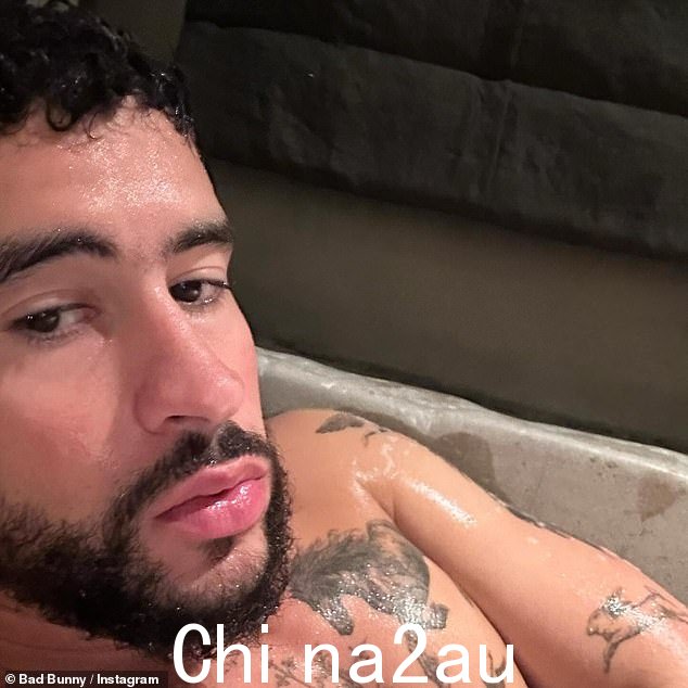 这位 29 岁的说唱歌手分享了一系列热气腾腾的照片,照片中他享受着精心放置的泡沫的浴缸,并以性感、阴燃的目光盯着镜头