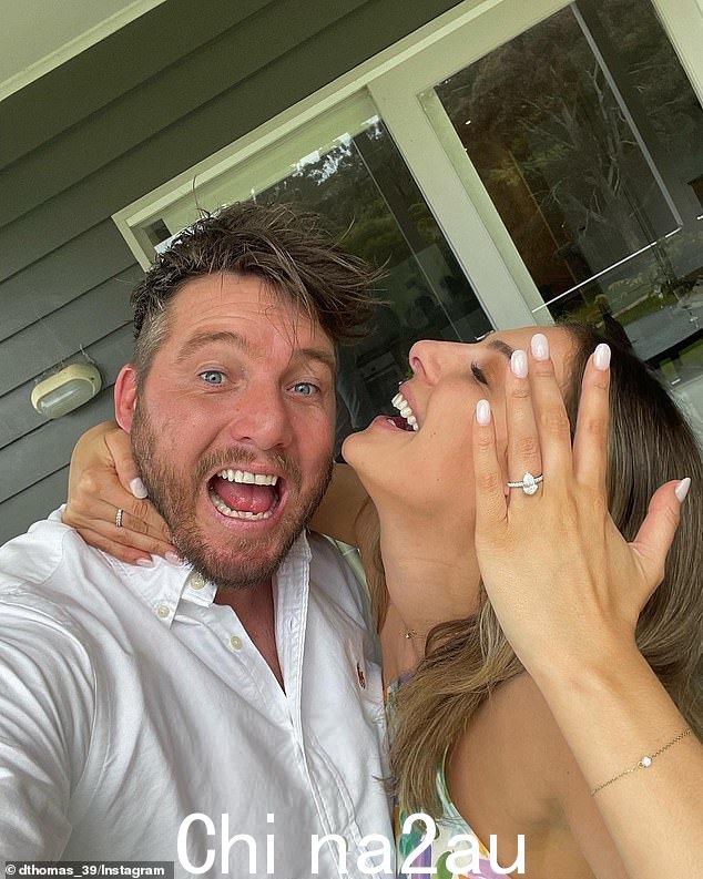 Dale Thomas 于 2022 年单膝跪下,向相恋多年的女友 Natasha Bongiorno 求婚。合影