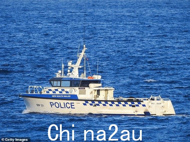 周六上午 9 点 20 分,警方和其他救援机构接到紧急电话,接到报告称新南威尔士州中部北海岸的斯蒂芬斯港有四人落水