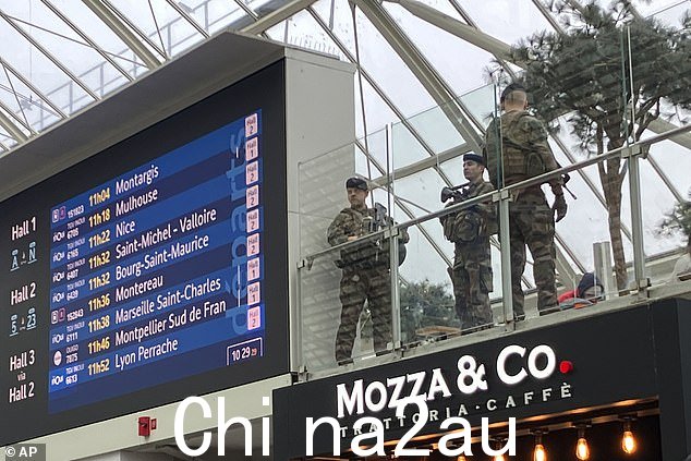 法国士兵在巴黎里昂火车站内看守乘客,发生野蛮持刀袭击