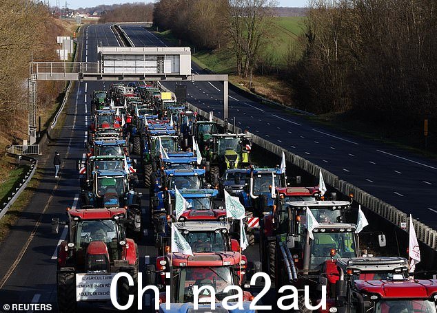 数十辆悬挂旗帜的农用车堵塞了巴黎附近查曼特的 A1 高速公路