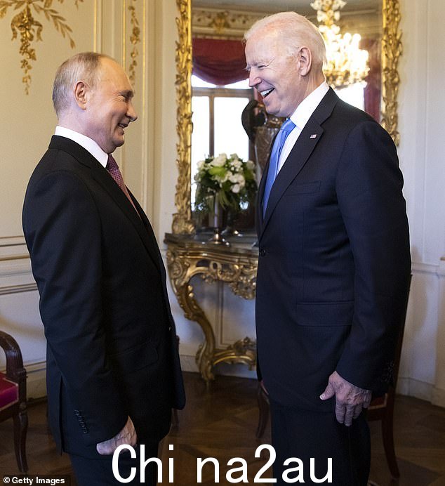 美国总统乔·拜登和俄罗斯总统弗拉基米尔·普京于 2021 年 6 月 16 日在瑞士日内瓦拉格兰奇别墅举行美俄峰会期间会面