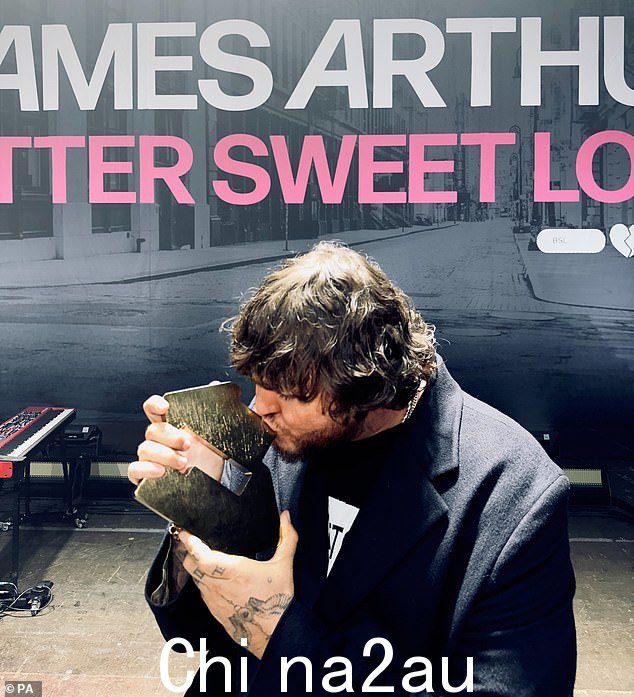 根据官方排行榜公司的数据,《Bitter Sweet Love》首次亮相就在官方黑胶唱片排行榜上排名第七,并且是本周数字下载量最高的记录