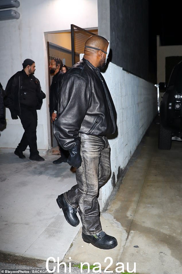 Kanye 添加了一双黑色皮手套