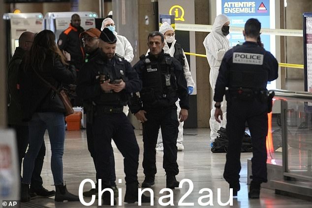 今天发生袭击事件后,警方调查员在巴黎里昂车站内工作