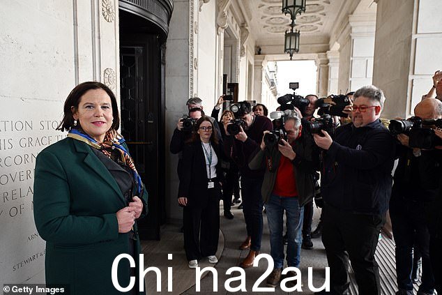 新芬党的玛丽·卢·麦克唐纳在斯托蒙特接受媒体采访