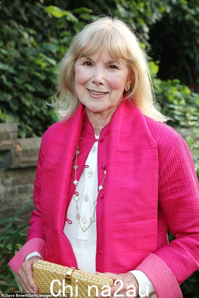 Susan Hampshire 在一次采访中透露,她的额头上有一条 Elastoplast
