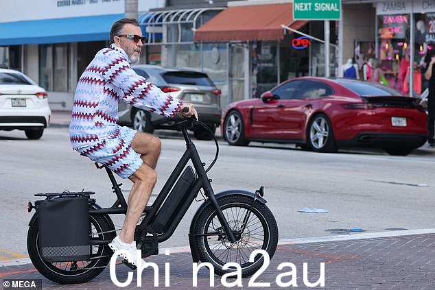 龙穴明星在出发去探索时穿上了时髦的墨镜和舒适的运动鞋