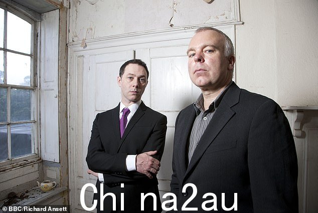  BBC 热门喜剧《Inside No.9》的主演史蒂夫·彭伯顿 (Steve Pemberton) 在该剧在电视银幕上播出 10 年后退出时向该剧致敬（史蒂夫，右，与联合主演兼编剧里斯·谢尔史密斯（Reece Shearsmith，左）合影）