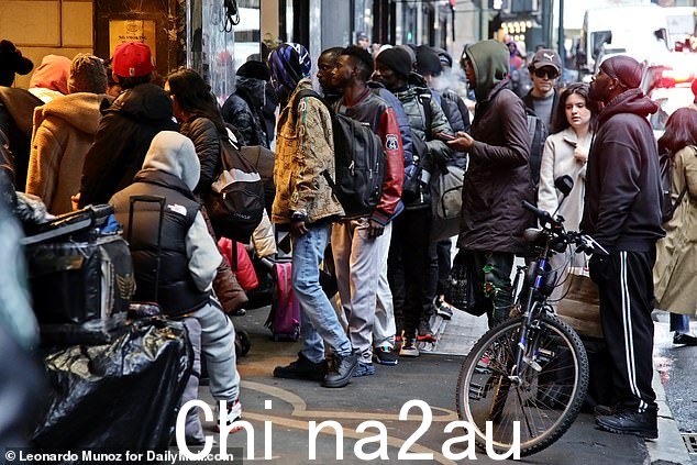 试点计划正在曼哈顿罗斯福酒店推出,涉及 500 个家庭。一个四口之家将获得一张每月 1,000 美元的卡,相当于每天 35 美元