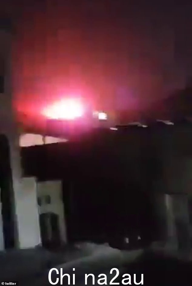 视频片段显示也门建筑区后面发生爆炸