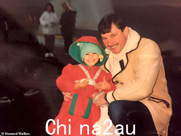 1990 年海伦·维弗斯与她的父亲哈利一起享受篝火