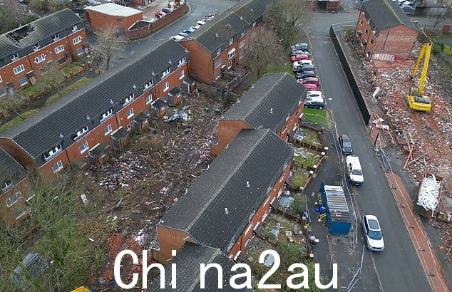圣海伦斯鬼屋上被拆除的房屋被废墟包围,只剩下一个家庭和他们的邻居