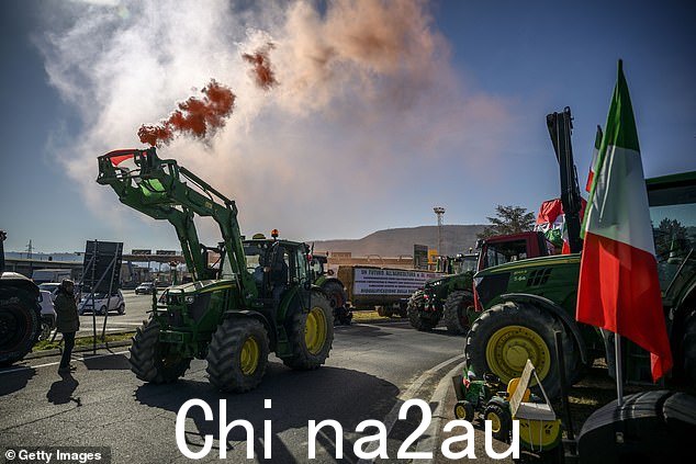 2024 年 2 月 3 日,意大利奥尔特,农民驾驶拖拉机聚集在 A1 高速公路附近,抗议欧盟农业政策