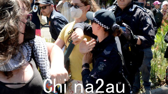 抗议者在 Midsumma Pride 活动中与警察发生冲突沿着圣基尔达菲茨罗伊街游行。图片：Andrew Henshaw / 澳大利亚新闻集团