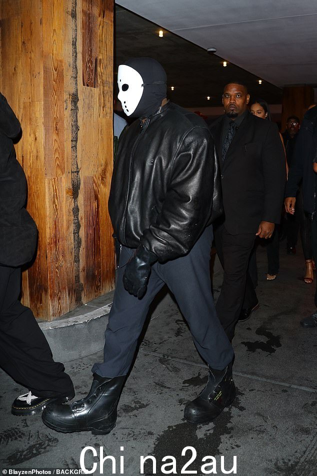 这位 46 岁的说唱歌手在 Jason Voorhees 令人怀念的面具下戴着黑色巴拉克拉法帽。他用黑色皮夹克、厚厚的黑色手套和靴子完成了这一造型