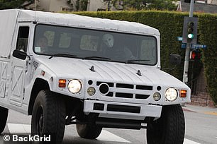 他们正从视频拍摄地点出发去参加 Scott 和 Kylie Jenner 孩子们的生日派对