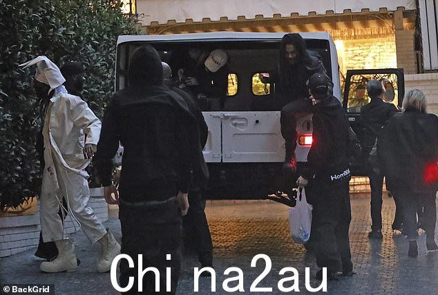 在聚会结束后到达酒店后,卡蒂和萨巴特被发现伸手从这辆巨大的车辆中下来