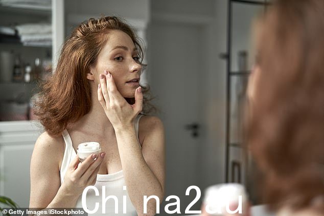 人们担心自己看起来老了,他们关注一些明显的区域:皱纹、损伤和暗沉、下垂和萎靡(文件图片)