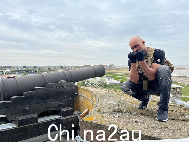 沃伦在他的音乐视频中在大炮前说唱