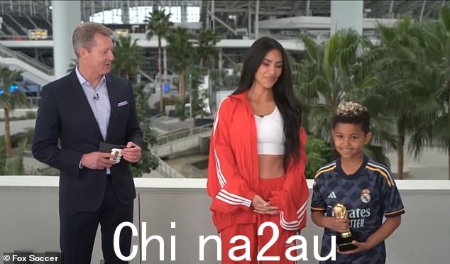 金·卡戴珊 (Kim Kardashian) 身穿白色短上衣和阿迪达斯运动服,而她的儿子圣 (Saint) 则穿着皇家马德里球衣,周日在福克斯体育节目中惊喜亮相