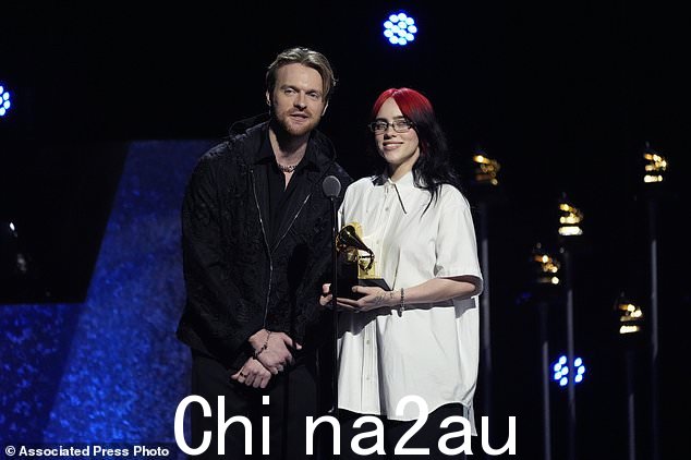 Finneas(左)和 Billie Eilish(右)因《What Was I Made For?》接受视觉媒体最佳歌曲奖第 66 届格莱美颁奖典礼期间的“芭比娃娃”