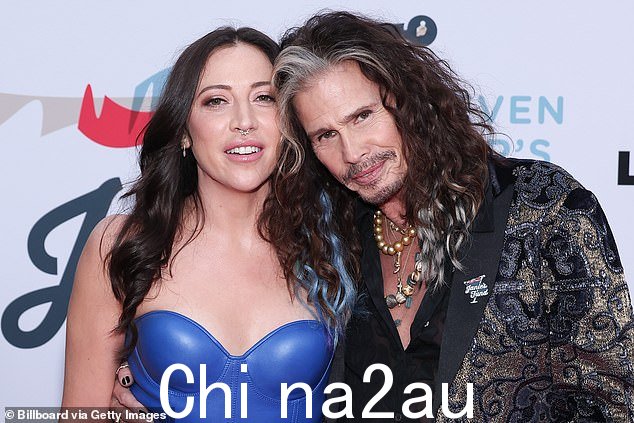 Aimee 身穿宝蓝色无肩带连衣裙,搭配粉色宫廷高跟鞋,惊艳亮相