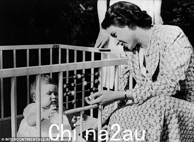 1948 年,查尔斯在母亲更衣室的圆形柳条篮中度过了一个月后,被转移到了托儿所。与已故女王伊丽莎白二世的合影