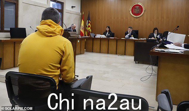 西班牙国家检察官今天在马略卡岛审判前表示,如果该男子(左图)在 2023 年 5 月 9 日的性侵犯罪名成立,他们希望判处他 9 年监禁