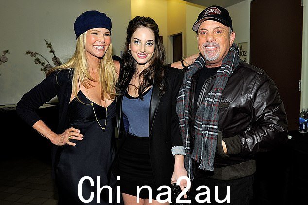 乔尔还与 70 岁的前妻克里斯蒂·布林克利 (Christie Brinkley) 分享了 38 岁的大女儿 Alexa Ray;(从左至右)克里斯蒂、Alexa 和比利于 2010 年出现