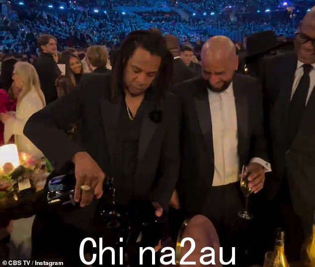 这位音乐大亨将他自己的品牌 D'ussé 干邑倒入他的格莱美奖中以庆祝他的胜利