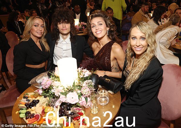 她的母亲蒂什·赛勒斯 (Tish Cyrus) 和妹妹布兰迪 (Brandi) 都参加了周日的明星云集的活动,歌手的男友 Maxx Morando 也支持这位明星