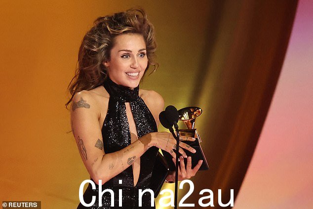 麦莉·赛勒斯 (Miley Cyrus) 在周日晚上的 2024 年格莱美获奖感言中省略了她著名的父亲 - 让她的崇拜者感到震惊