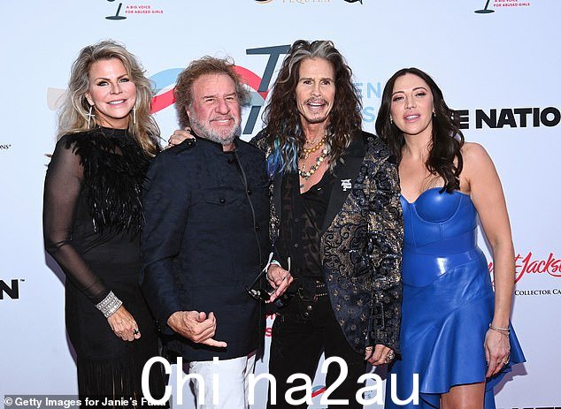 Steven Tyler 与 Kari Karte、Sammy Hagar 和 Aimee Preston 合影