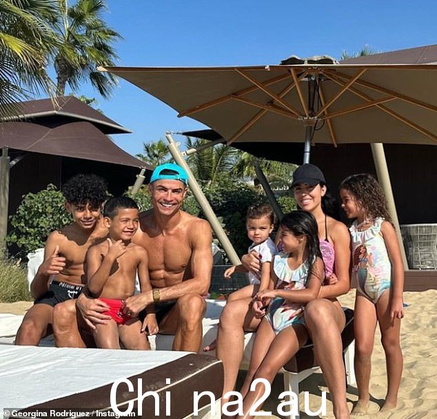 虽然 Cristiano 和 Georgina 从未结婚,但这对夫妇是父母阿拉娜 (Alana),5 岁,贝拉 (Bella),18 个月。乔治娜还是罗纳尔多的三个孩子小克里斯蒂亚诺(13 岁)以及双胞胎马特奥和伊娃(6 岁)的继母