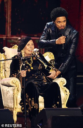 Joni Mitchell 在纽波特 (Live) 为 Joni Mitchell 夺得最佳民谣专辑