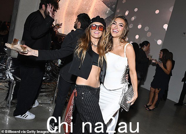 Chrishell Stause(右)周日在洛杉矶举行的环球格莱美派对结束后,穿着性感的大腿开叉紧身胸衣,与她那露腹的搭档 G Flip 融洽相处,看起来令人难以置信