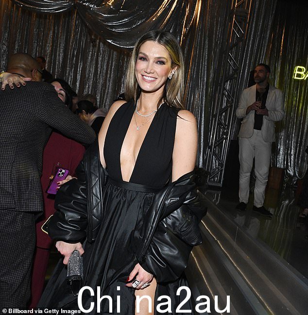澳大利亚歌手 Delta Goodrem 穿着黑色深V 号码也显得不可思议