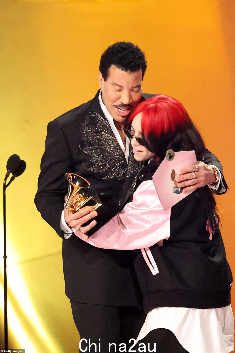 歌唱传奇莱昂内尔·里奇 (Lionel Richie) 为这对兄弟姐妹带来了荣誉,比莉在宣布她的名字后不久就给了他一个大大的拥抱