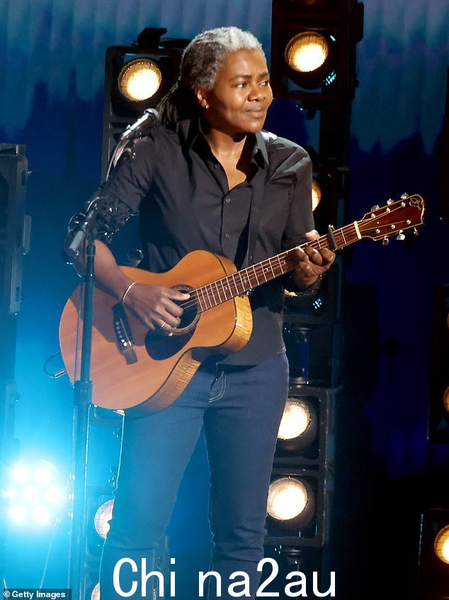 特雷西·查普曼 (Tracy Chapman) 激动人心地演唱了她的热门歌曲《Fast Car》,这是她自 2009 年巡演以来的第四次公开表演