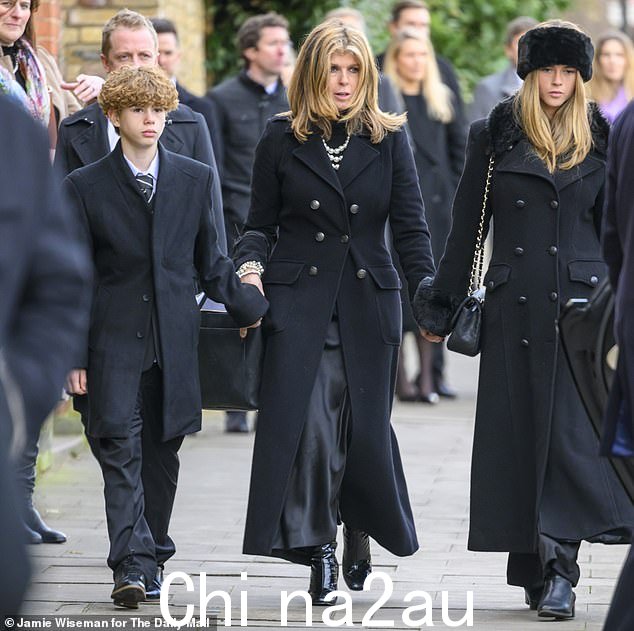 凯特·加拉威 (Kate Garraway) 和她的孩子 - 17 岁的达西 (Darcey) 和 14 岁的比利 (Billy) - 上周五在伦敦西北部普里姆罗斯山 (Primrose Hill) 的圣母玛利亚教堂 (Church of St Mary The Virgin) 参加德里克·德里克 (Derek Derek) 的葬礼