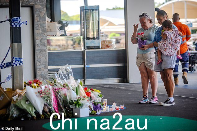 图:当地人在一名 70 岁祖母被刺死的现场悼念