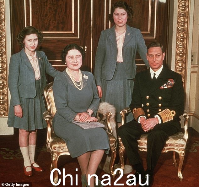乔治六世(与太后和伊丽莎白二世女王合影)因冠状动脉血栓或心脏血管或动脉中的血栓在睡梦中突然去世,享年 56 岁=