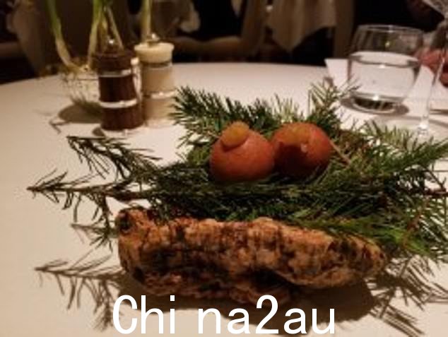 The Ledbury 的八道菜品尝菜单由主厨 Tom Spenceley 设计,投注者每人 210 英镑