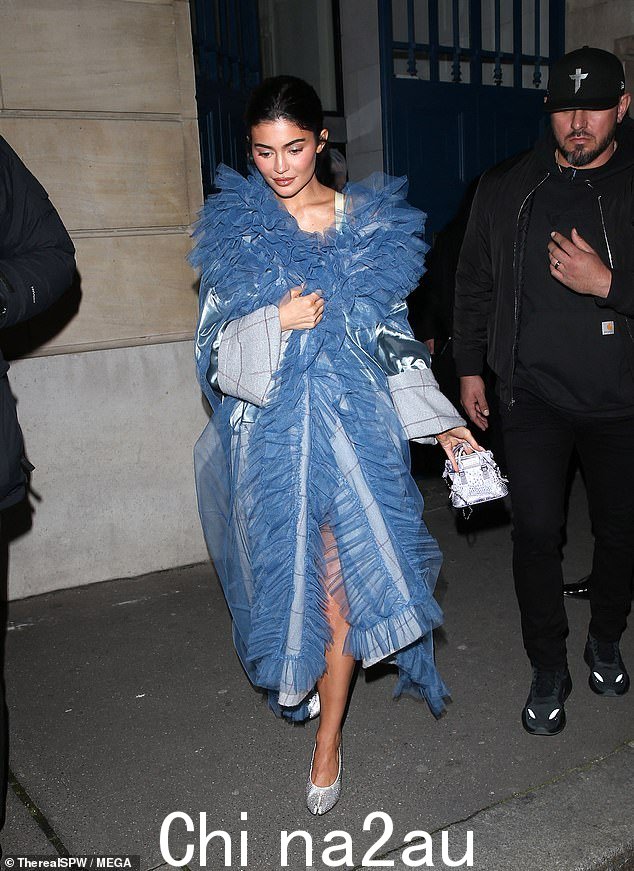 凯莉·詹纳 (Kylie Jenner) 也紧随其后,在巴黎时装周上佩戴了一双闪闪发光的镶满珠宝的分趾袜