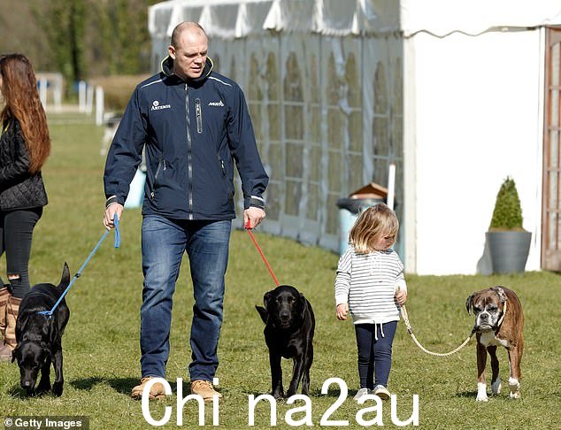Mike Tindall 和女儿 Mia Tindall 与 Storm、Pepper 和 Zara Phillips 的拳师犬 Spey 一起参加 2017 年 3 月 26 日在 Gatcombe 公园举行的 Gatcombe 马术比赛